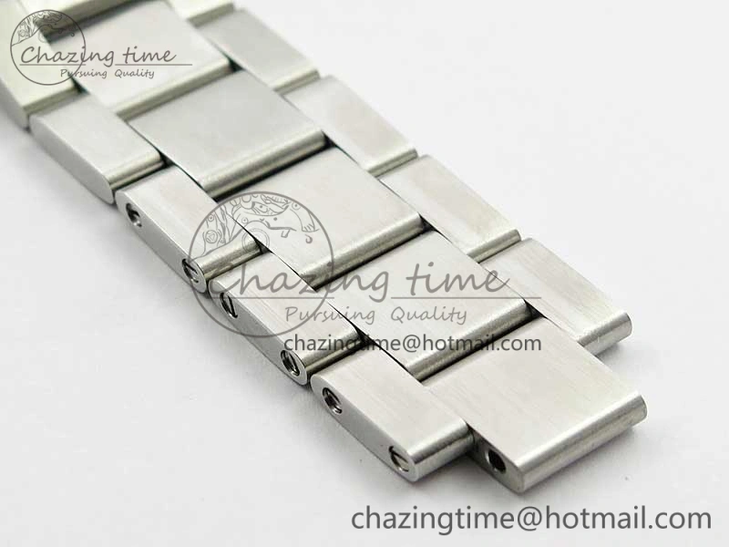Avenger Chronograph 43mm SS B12F Best Edition White Dial on SS Bracelet A7750