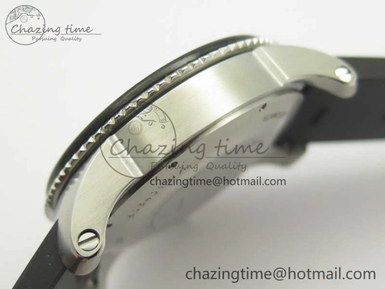 Calibre De Cartier Diver Black JF 1:1 Best Edition White Dial On Black Rubber Strap A23J