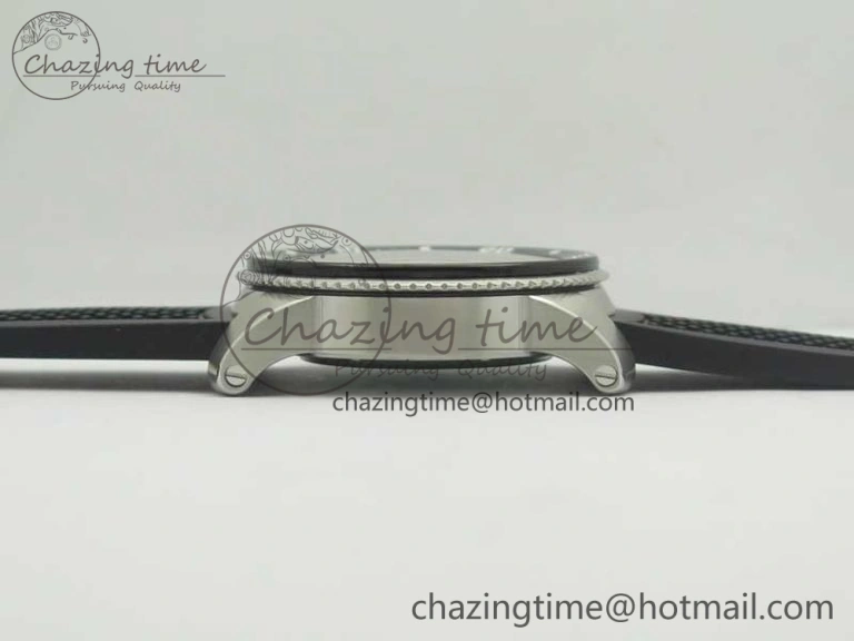 Calibre De Cartier Diver Black JF 1:1 Best Edition White Dial On Black Rubber Strap A23J