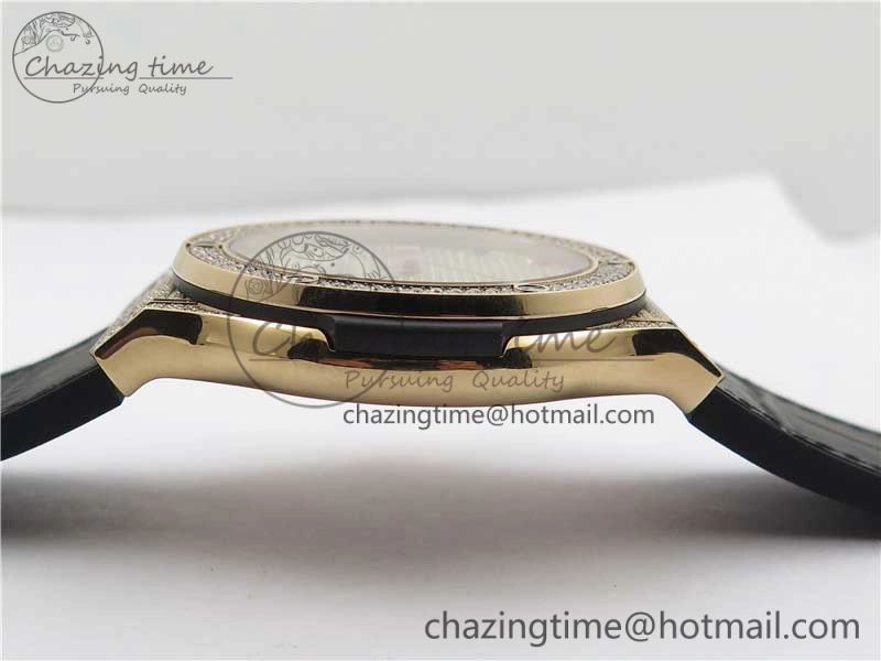 Classic Fusion Automatic  RG Diamonds Case WWF Best Edition Diamonds Paved Dial on Black Gummy Strap HB1112