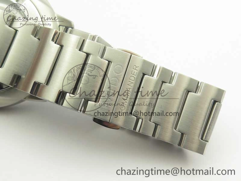 Commander Big Date SS OXF Gray Dial on SS Bracelet A2824