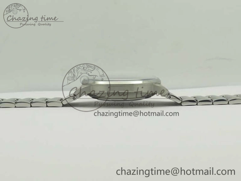 Commander Big Date SS OXF Gray Dial on SS Bracelet A2824