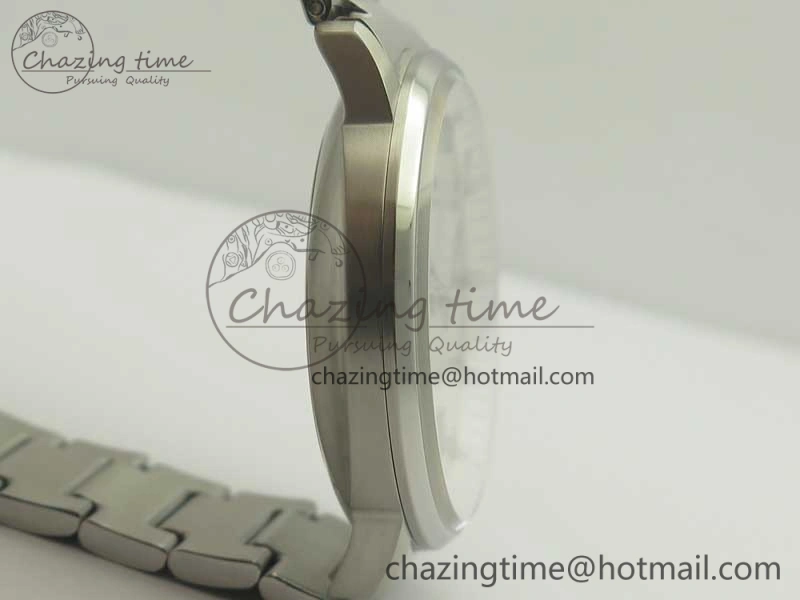 Commander Big Date SS OXF White Dial on SS Bracelet A2824