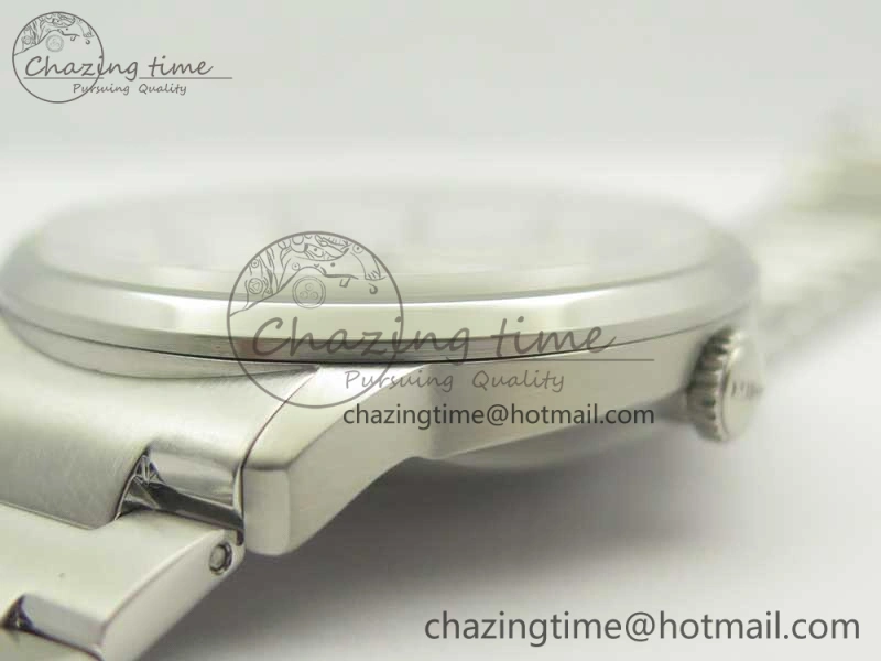 Commander Big Date SS OXF White Dial on SS Bracelet A2824