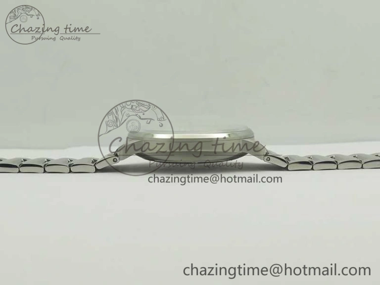 Commander Big Date SS OXF White Dial on SS Bracelet A2824