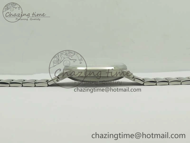 Commander Big Date SS OXF White Dial on SS Bracelet A2824