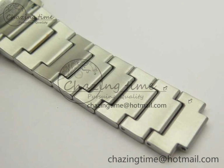 Commander Big Date SS RG OXF White Dial on SS RG Bracelet A2824