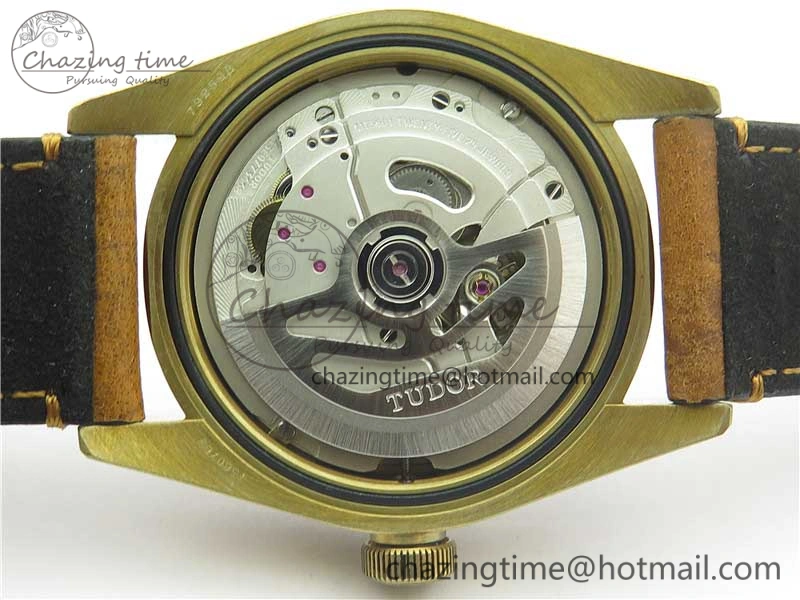 Heritage Black Bay Bronze XF 1:1 Best Edition on Brown Leather Strap A5612 V5  (Free Nato Strap)