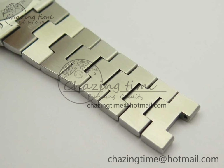 Overseas Dual Time Power Reserve TWA Best Edition White Dial on SS Bracelet A1222