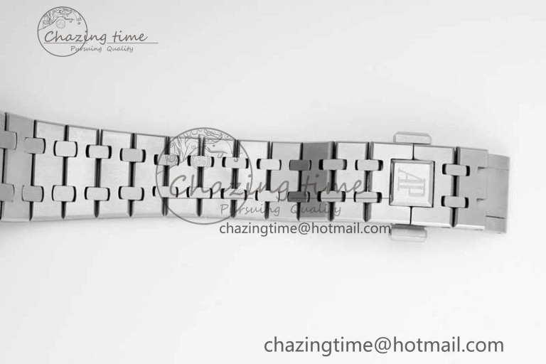 Royal Oak 33mm Ladies SS 8F Best Edition Blue Dial Diamonds Bezel on SS Bracelet Quartz