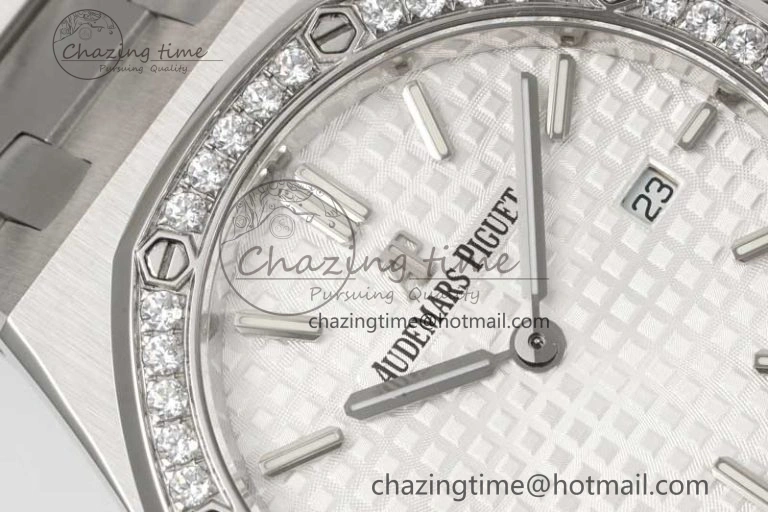 Royal Oak 33mm Ladies SS 8F Best Edition White Dial Diamonds Bezel on SS Bracelet Quartz