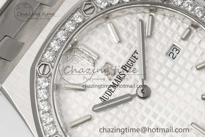 Royal Oak 33mm Ladies SS 8F Best Edition White Dial Diamonds Bezel on SS Bracelet Quartz