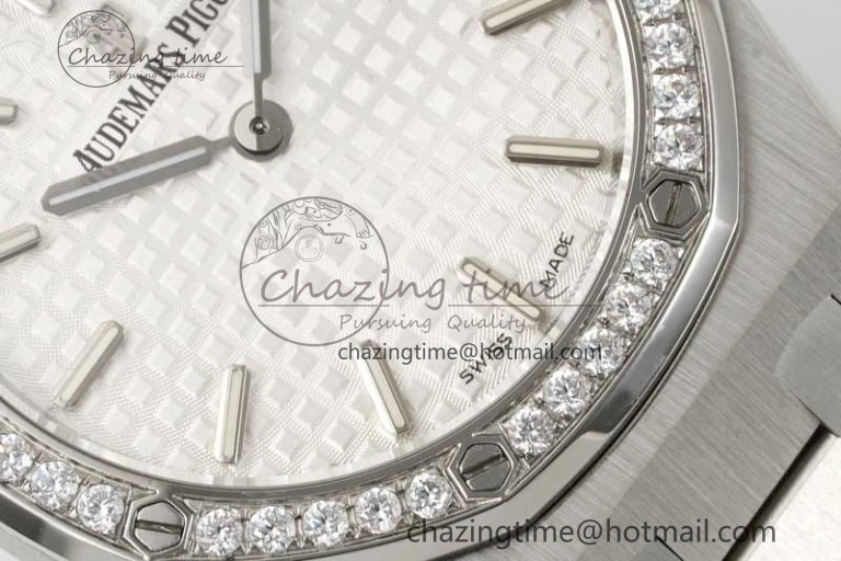 Royal Oak 33mm Ladies SS 8F Best Edition White Dial Diamonds Bezel on SS Bracelet Quartz