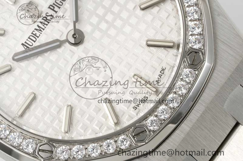 Royal Oak 33mm Ladies SS 8F Best Edition White Dial Diamonds Bezel on SS Bracelet Quartz