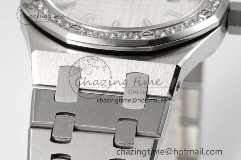 Royal Oak 33mm Ladies SS 8F Best Edition White Dial Diamonds Bezel on SS Bracelet Quartz