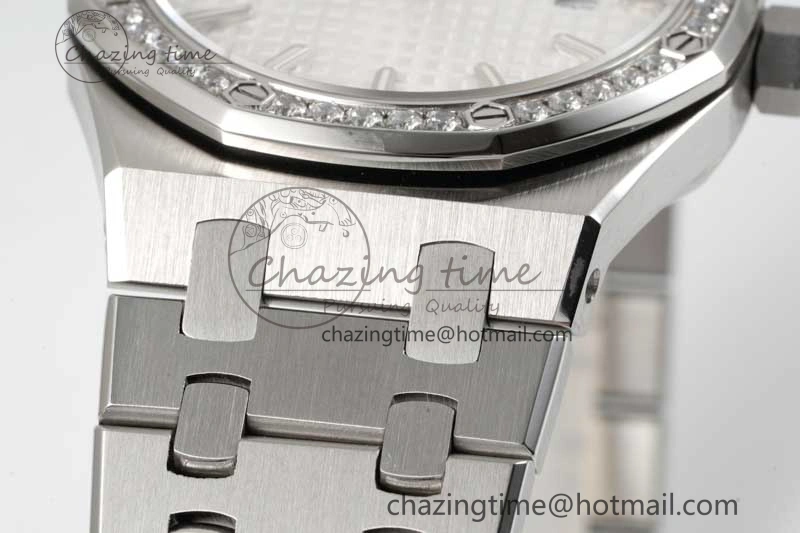 Royal Oak 33mm Ladies SS 8F Best Edition White Dial Diamonds Bezel on SS Bracelet Quartz