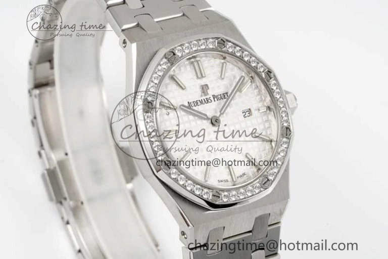 Royal Oak 33mm Ladies SS 8F Best Edition White Dial Diamonds Bezel on SS Bracelet Quartz